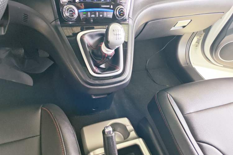 Used Haval H6 2016 Upgraded Model 1.5T Manual Two-Wheel Drive Elite Version Gear Lever