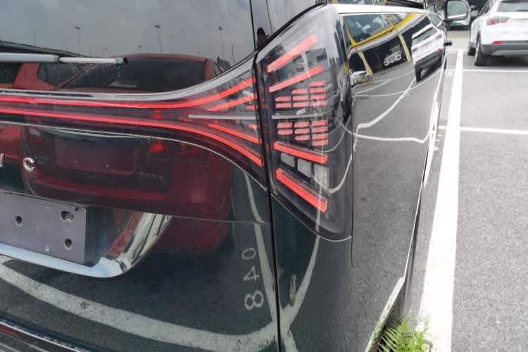 Used Geely Galaxy LEVC L380 2024 140-Degree 6-Seater All-Wheel-Drive Ultra Exterior 3