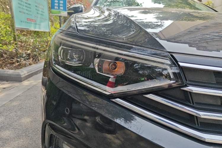 Used Volkswagen Magotan 2021 330TSI DSG 30th Anniversary Edition Right Front Headlight