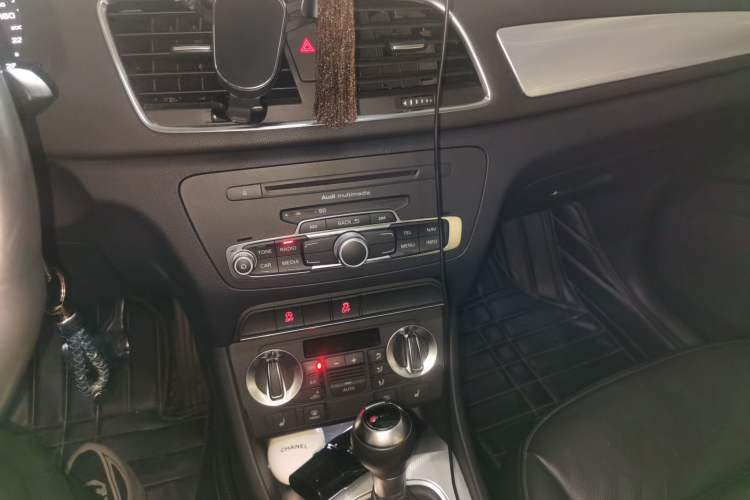 Used Audi Q3 2013 35 TFSI Comfort Model Audio And AC Panel