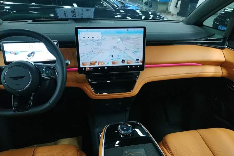 Used Geely Galaxy LEVC L380 2024 140-Degree 6-Seater All-Wheel-Drive Ultra Audio And AC Panel