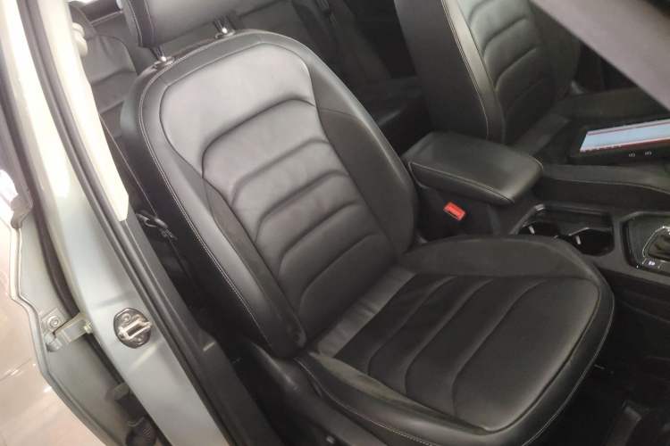 Used Volkswagen Tiguan L 2018 Facelift 330TSI Automatic Two-Wheel Drive Luxury Edition Right Front Seat