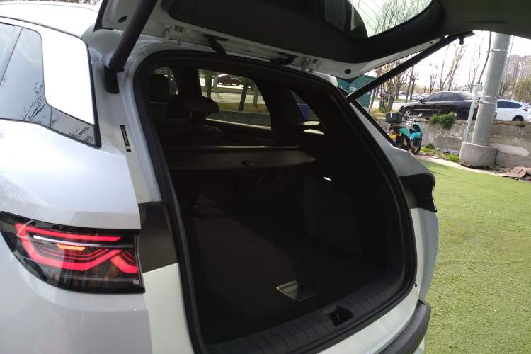 Used BYD Song L DM-i 2025 Intelligent Driving Version 160 km Beyond-Range Type Trunk