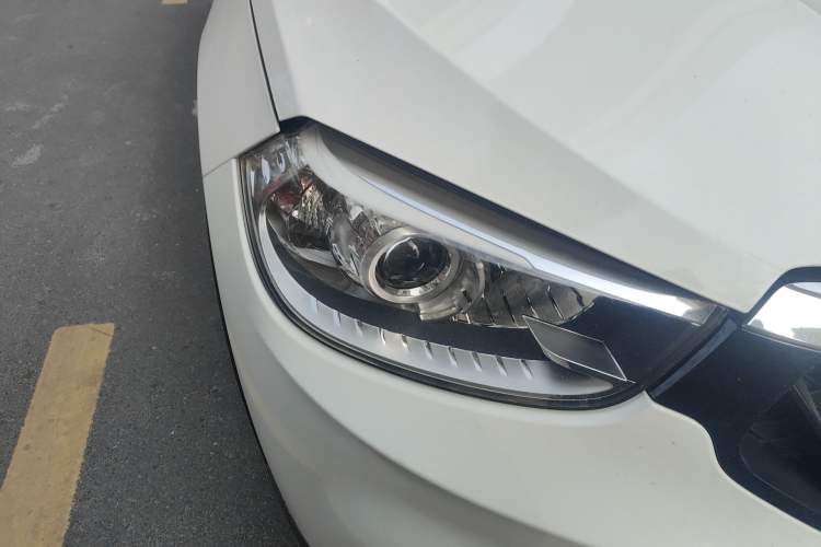 Used Brilliance V3 2016 1.5L Manual Comfort Model Right Front Headlight