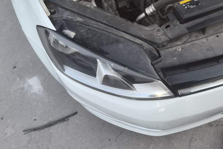 Used Volkswagen Golf 2016 230TSI Automatic Luxury Version Right Front Headlight