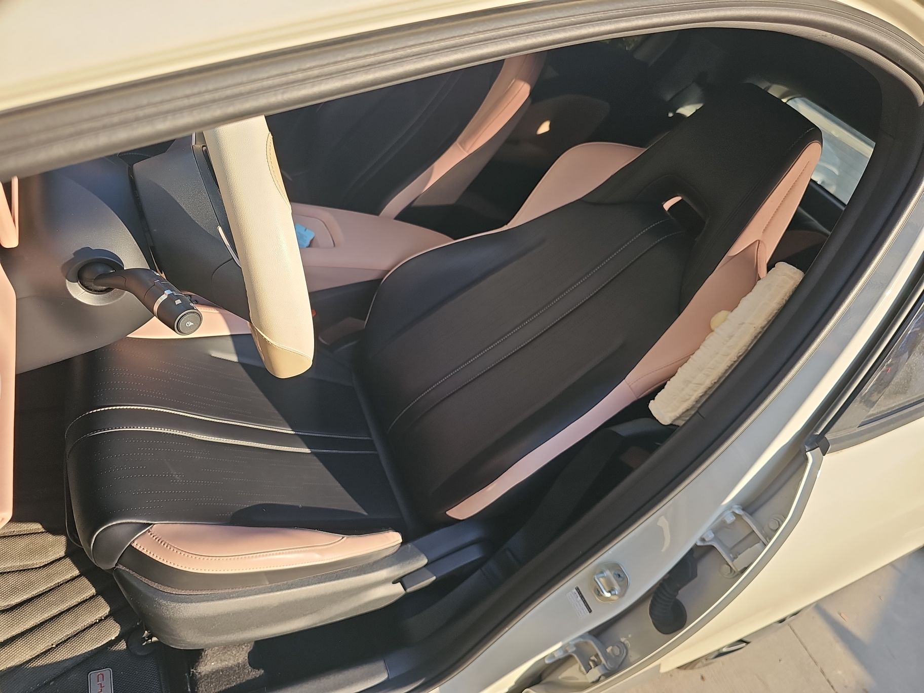 المقاعد الأمامية داخل السيارة