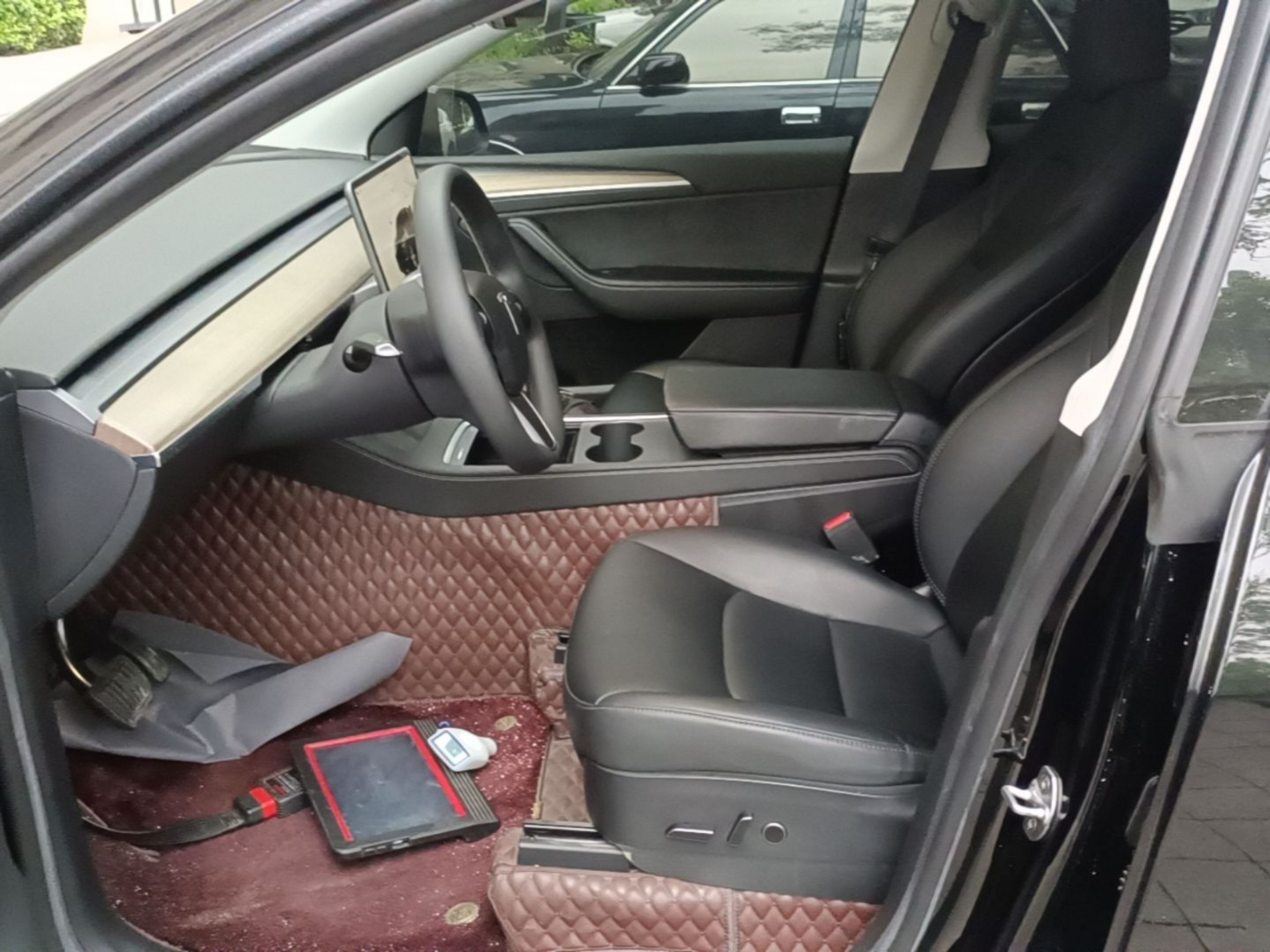 المقاعد الأمامية داخل السيارة