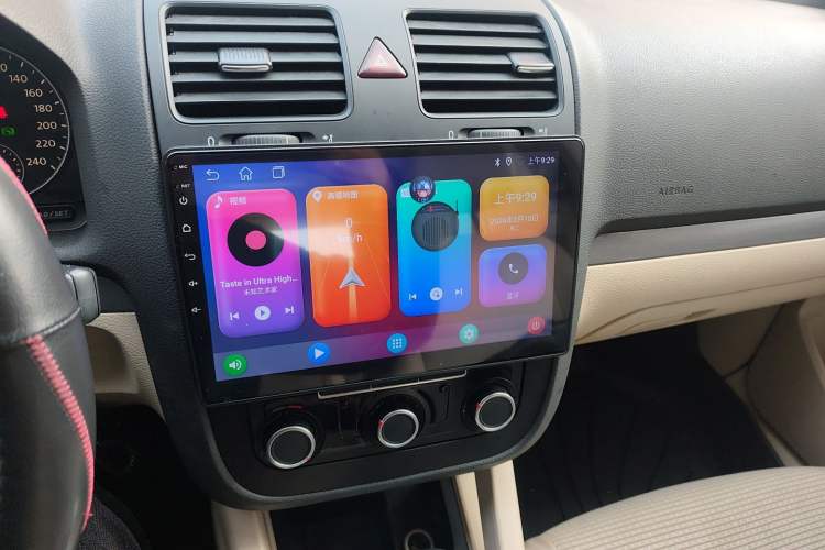 Used Volkswagen Sagitar 2011 1.6L Automatic Comfort Edition Audio And AC Panel