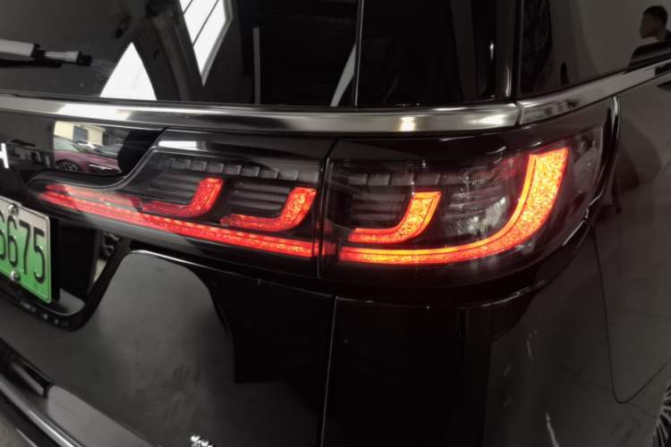 Used VOYAH Dream 2025 PHEV Four-Wheel Drive Excellence Kunpeng Edition Right Rear Taillight