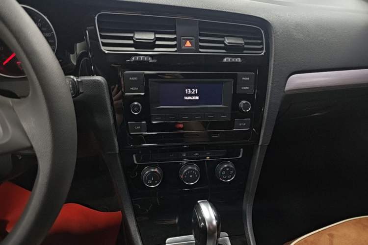 Used Volkswagen Golf 2018 1.6L Automatic Fashion Model Audio And AC Panel