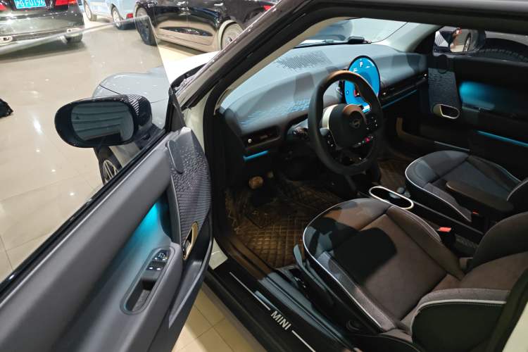 Used MINI Electric MINI COOPER 2025 456km COOPER E Classic Style
