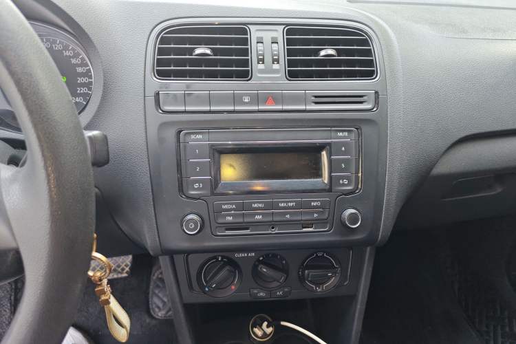 Used Volkswagen Polo 2016 1.4L Cross Polo Automatic Audio And AC Panel