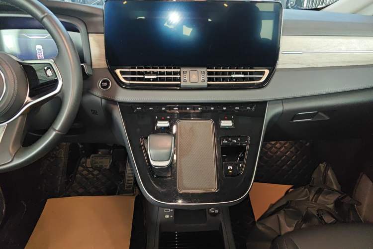 Used Hongqi HQ9 PHEV 2024 2.0T Four-Wheel Drive Business Edition Audio And AC Panel