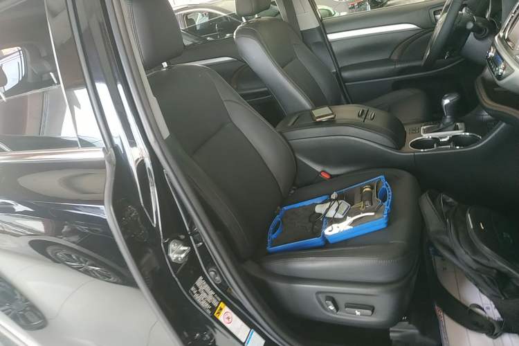 Used Toyota Highlander 2015 2.0T Four-Wheel Drive Luxury Edition 7-Seater Right Front Seat