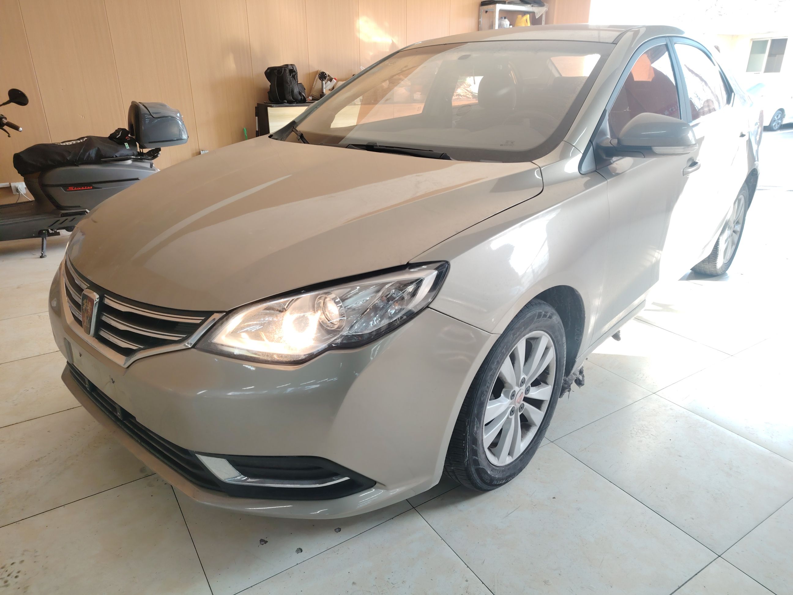 Под передней частью автомобиля