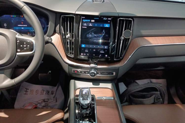 Used Volvo XC60 New Energy 2024 T8 Plug-in Hybrid Long-Range All-Wheel Drive Smart Luxury Edition
