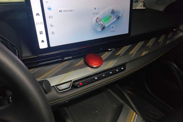 Used Geely Auto Emgrand L HiP 2024 Champion Edition 1.5TD-DHT Pro 100KM Superior Model
