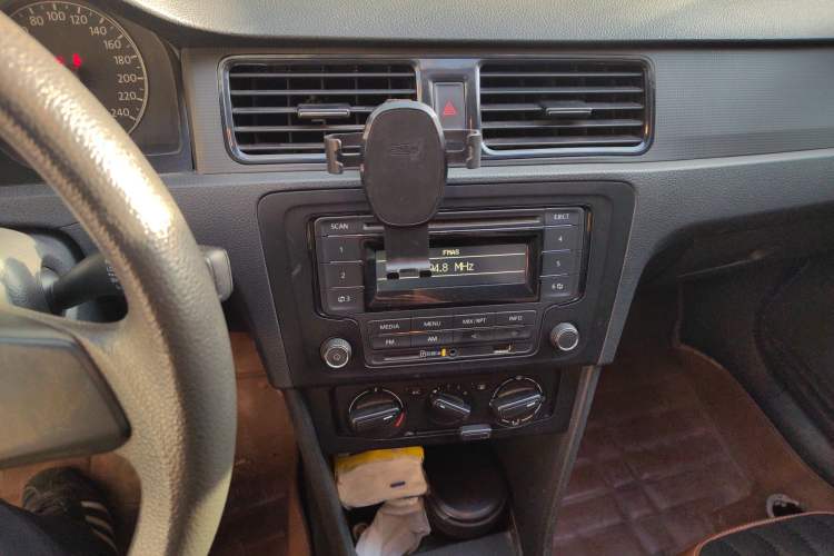 Used Volkswagen Santana 2015 1.6L Manual Fashion Edition Audio And AC Panel