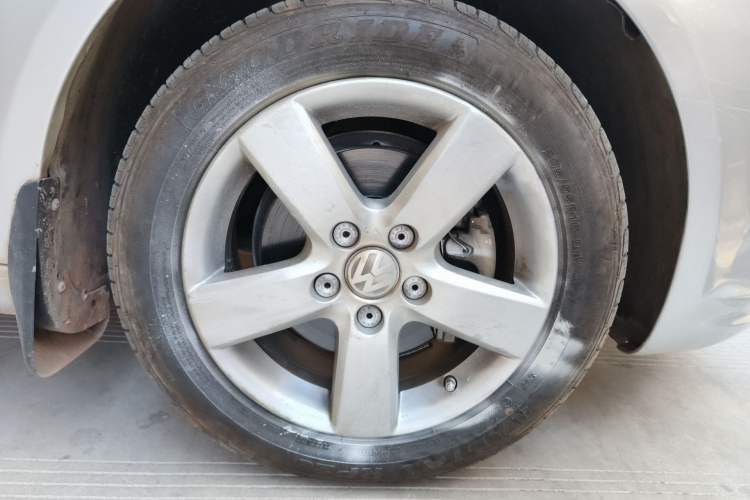 Used Volkswagen Touran 2011 1.4T DSG Zhiya Edition 5 Seats Right Front Wheel Hub