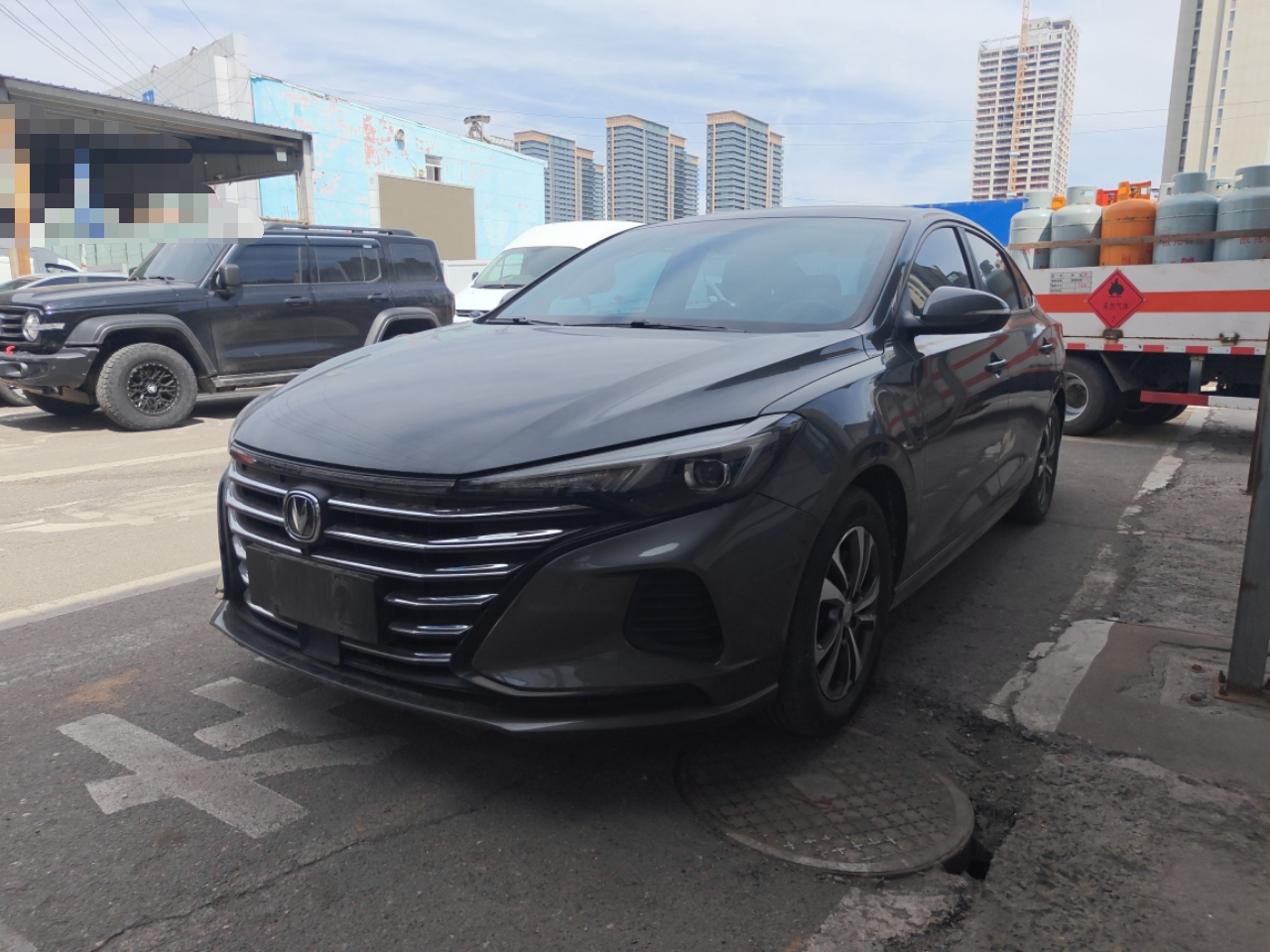 تحت مقدمة السيارة