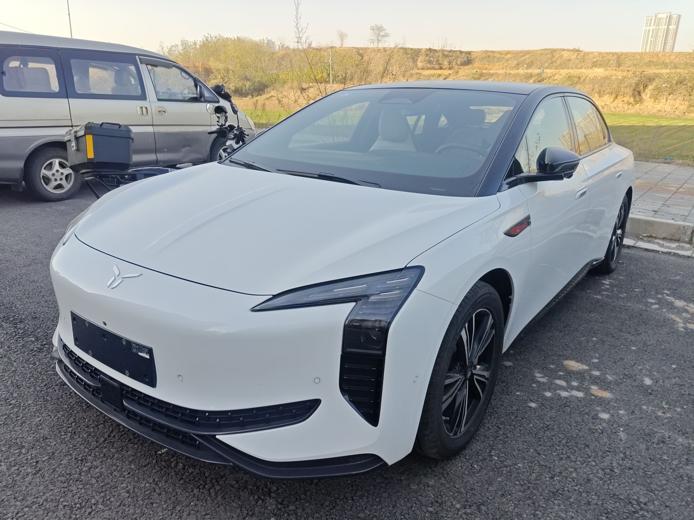 Под передней частью автомобиля