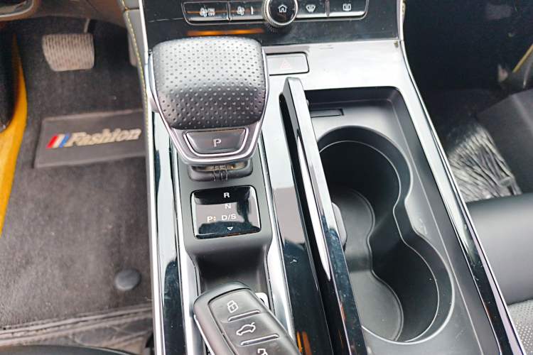 Used Roewe i6 MAX 2020 300TGI Automatic Sporty Cool Edition Gear Lever