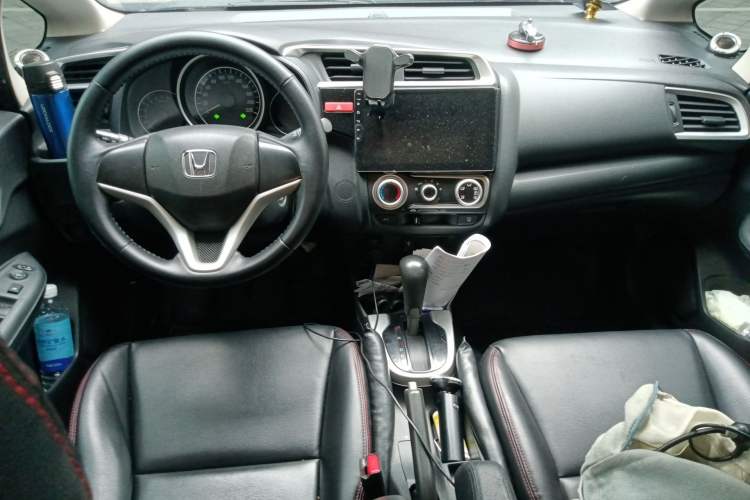 Used Honda Fit 2014 1.5L SE CVT Fashion Model Center Console