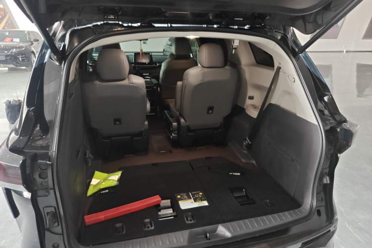 Used Toyota Granvia 2023 2.5L Hybrid Comfort Edition Trunk