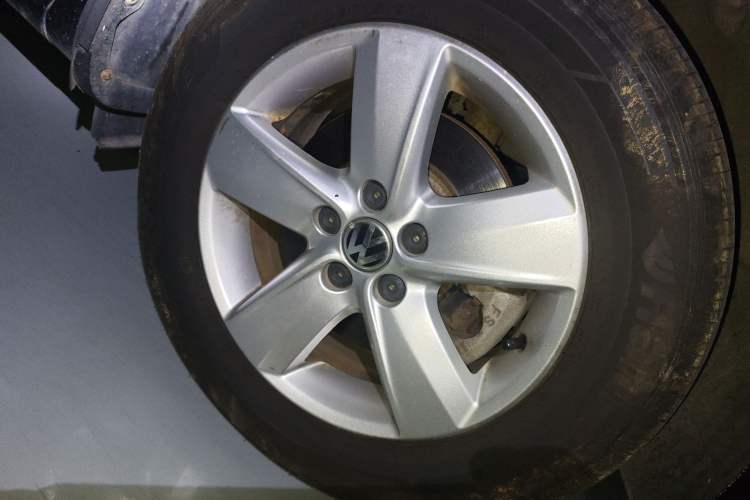 Used Volkswagen Lavida 2011 1.6L Automatic PinYou Edition Right Front Wheel Hub