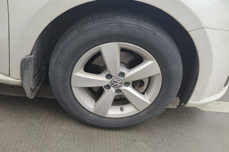 Used Volkswagen Lavida 2013 1.6L Automatic Fashion Edition Right Front Wheel Hub