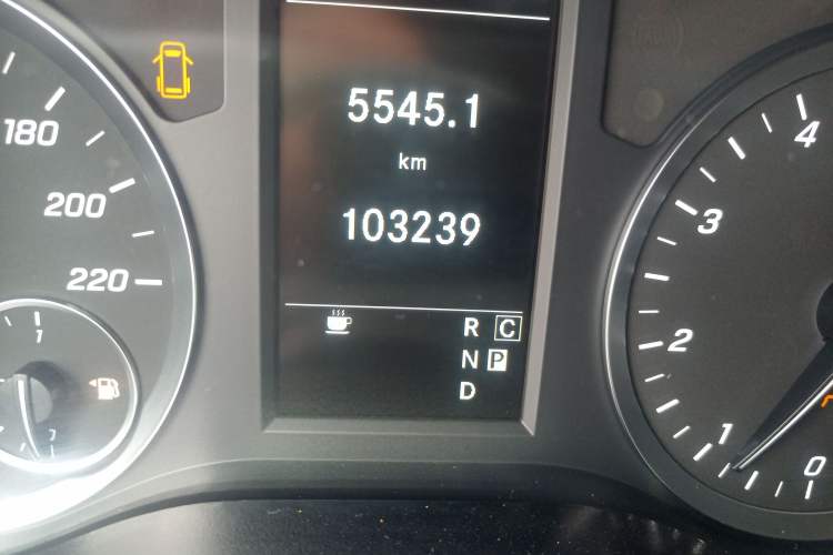 Used Mercedes-Benz Vito 2023 2.0T Business Version 7 Seats Odometer Close Up