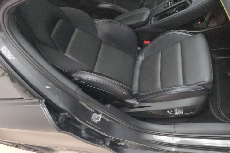 Used Lynk & Co 03 2023 2.0TD DCT JingPro Right Front Seat