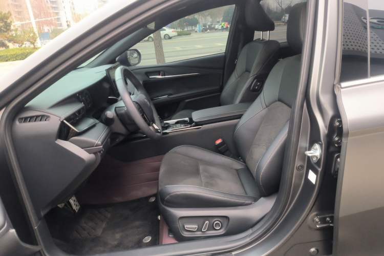 Used Toyota Camry 2025 Dual-Motor 2.0 HXS Glory Edition
