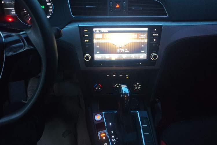 Used Volkswagen Lamando 2015 230TSI DSG Fashion Edition Audio And AC Panel