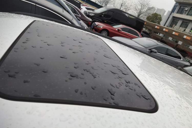 Used Qoros 3 2016 Urban SUV 1.6T Automatic Zhiyue Model Roof