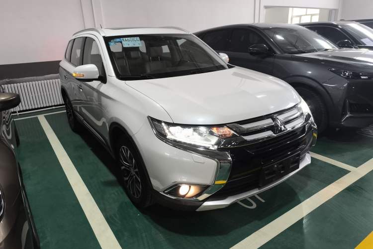 Used Mitsubishi Outlander 2016 2.4L 4x4 Elite Edition 5 Seats Front Right 45 Deg