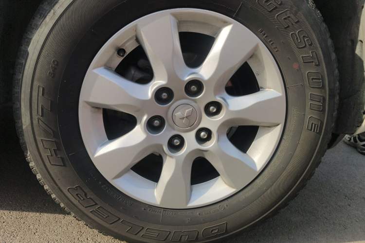 Used Mitsubishi Pajero 2016 3.0L Automatic Standard Version China V Standard Right Front Wheel Hub