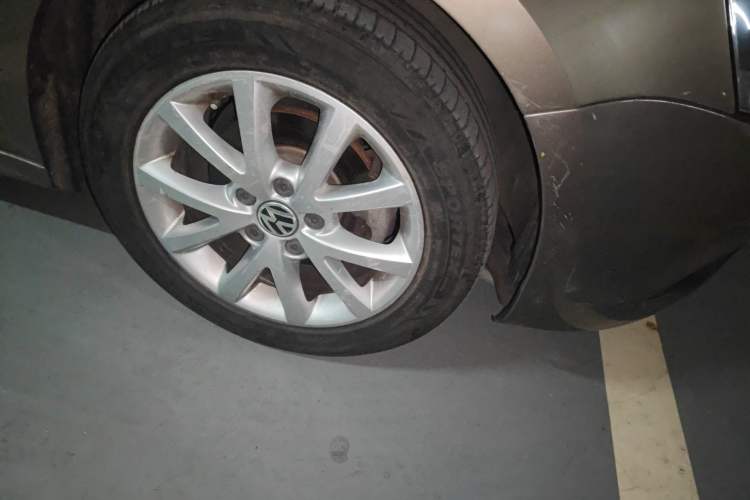 Used Volkswagen Sagitar 2012 1.6L Automatic Comfort Edition Right Front Wheel Hub