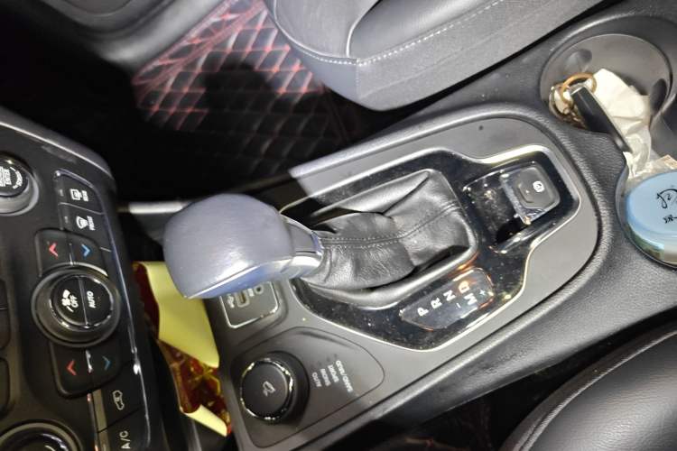 Used Jeep Cherokee 2019 2.0T Four-Wheel Drive Explorer Edition China VI Emission Standard Gear Lever