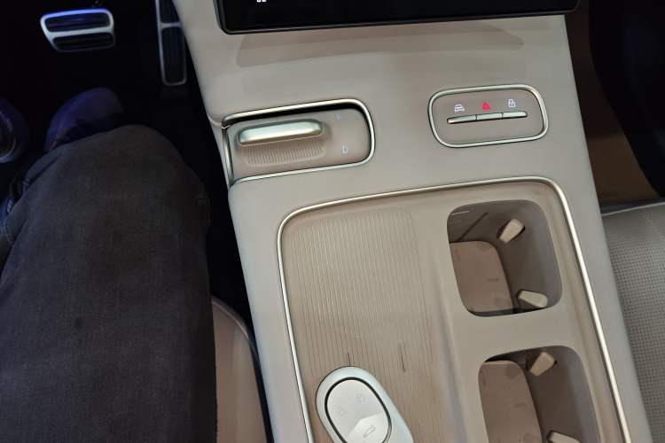 Used Nio ES8 2023 75 kWh Executive Edition Gear Lever