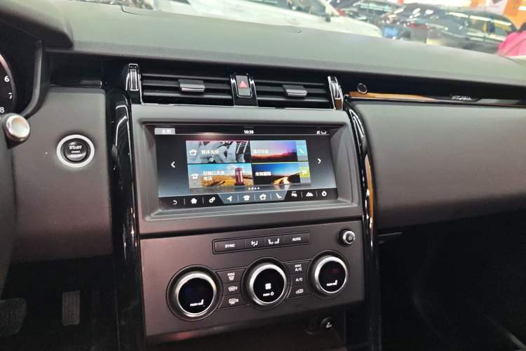 Used Land Rover Discovery 2018 3.0 SC V6 SE Audio And AC Panel