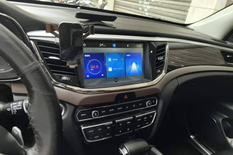 Used GAC Trumpchi GS8 2017 320T Four-Wheel Drive Luxury Smart Connectivity Version (7 Seats) Audio And AC Panel