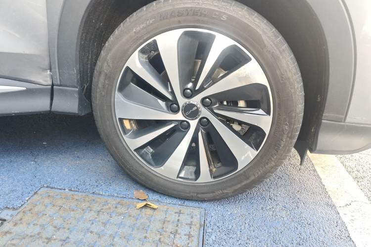 Used BYD Song PLUS New Energy 2024 HONOR Edition DM-i 110km Flagship Model Right Front Wheel Hub