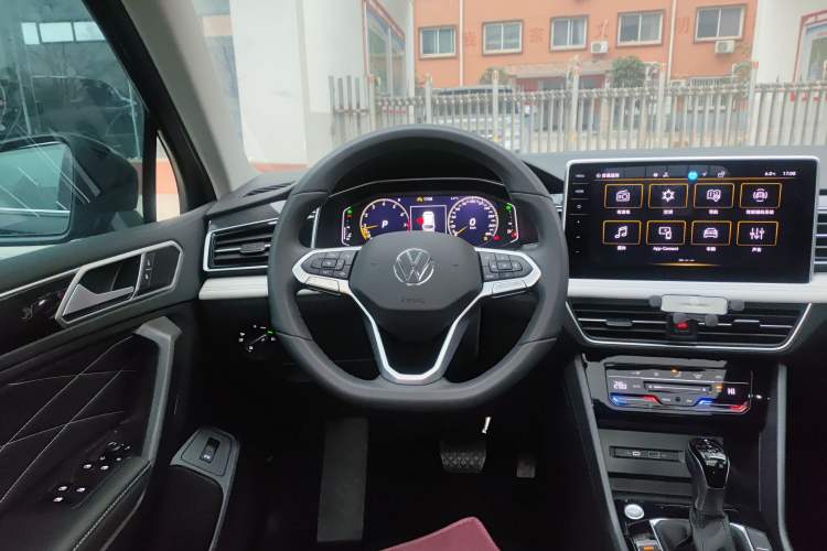 Used Volkswagen Tiguan L 2024 Outstanding Model 300TSI Automatic Two-Wheel Drive Longteng Edition Steering Wheel
