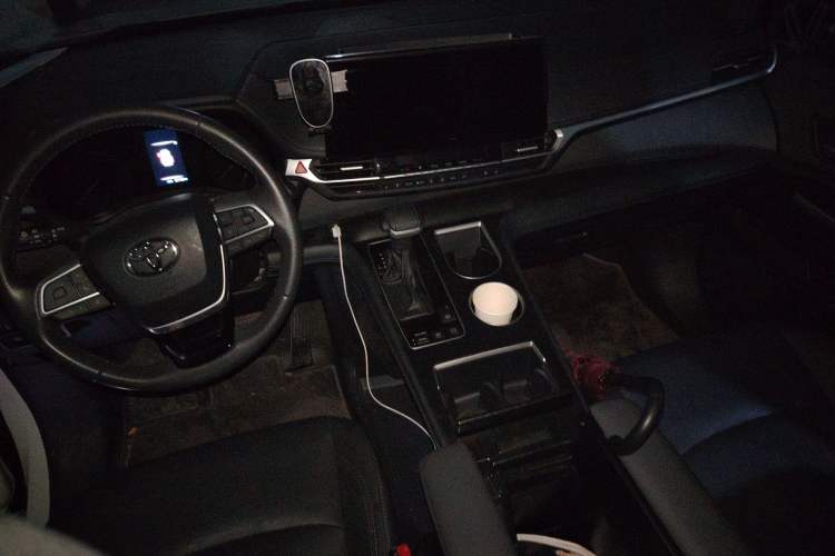 Used Toyota SIENNA 2024 2.5L Hybrid Four-Wheel Drive Prestige Edition Center Console