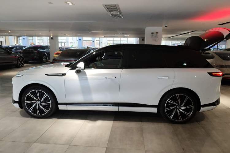 Used XPeng G9 2025 725 with Ultra-Long Range Max Left Side