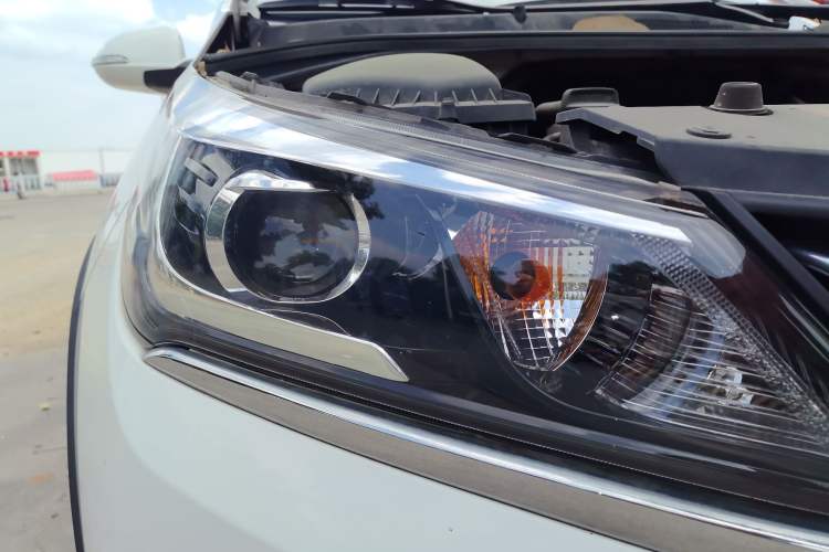 Used Baojun 310W 2017 1.5L Manual Fashion Model China V Right Front Headlight