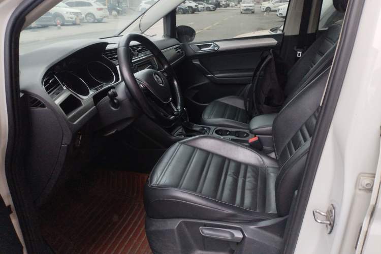 Used Volkswagen Touran 2016 Volkswagen Touran L 280TSI DSG Comfort Edition Left Front Seat