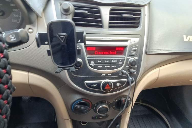 Used Hyundai Verna (older generation) 2010 Sedan 1.4L Manual Comfort GS Audio And AC Panel