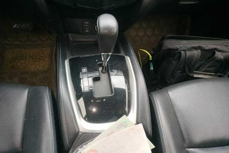 Used Nissan X-Trail 2014 2.5L CVT Luxury Edition 4WD Gear Lever